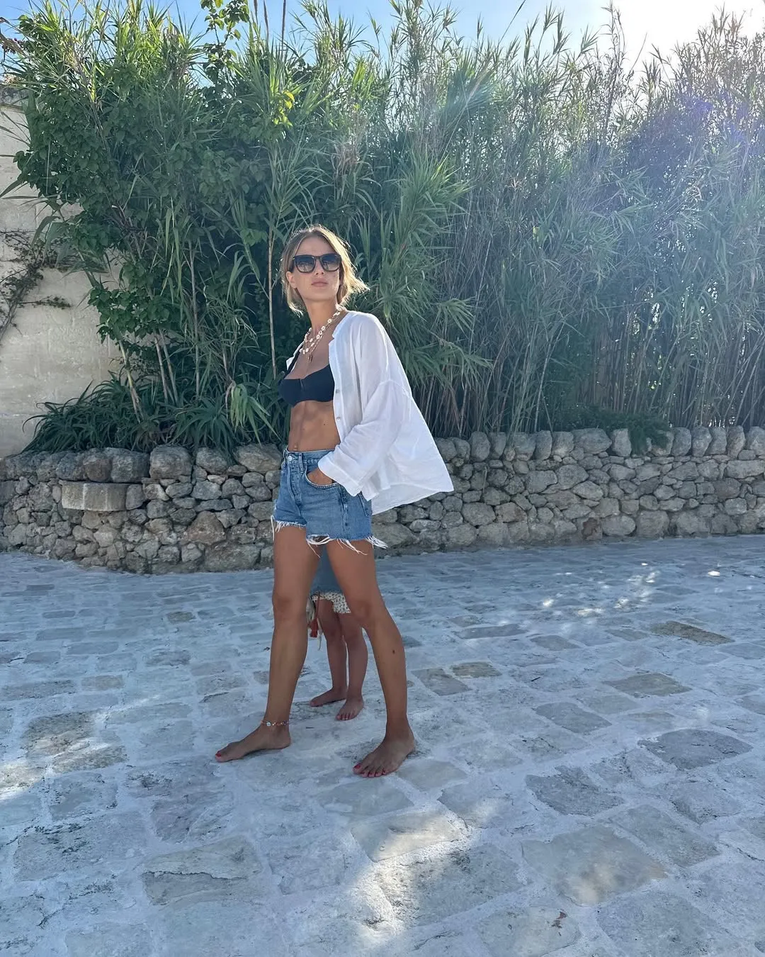 Chiếc áo sơ mi trắng và quần short denim tua rua mang đến cảm giác tươi mát của mùa hè