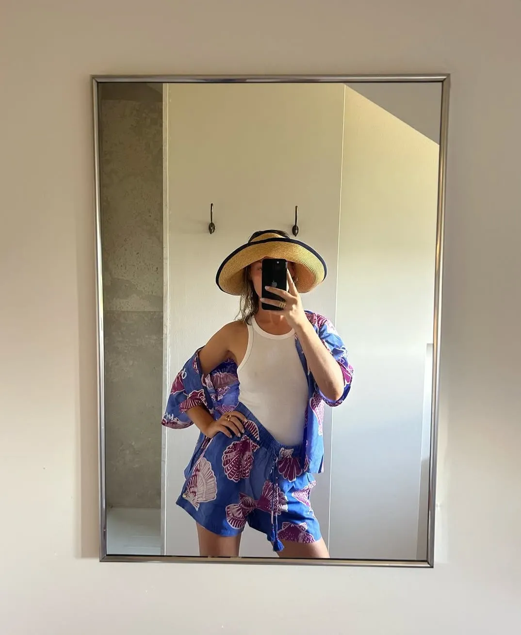 Kết hợp áo sơ mi in họa tiết với áo ba lỗ bó sát để có vẻ ngoài mùa hè độc đáo.