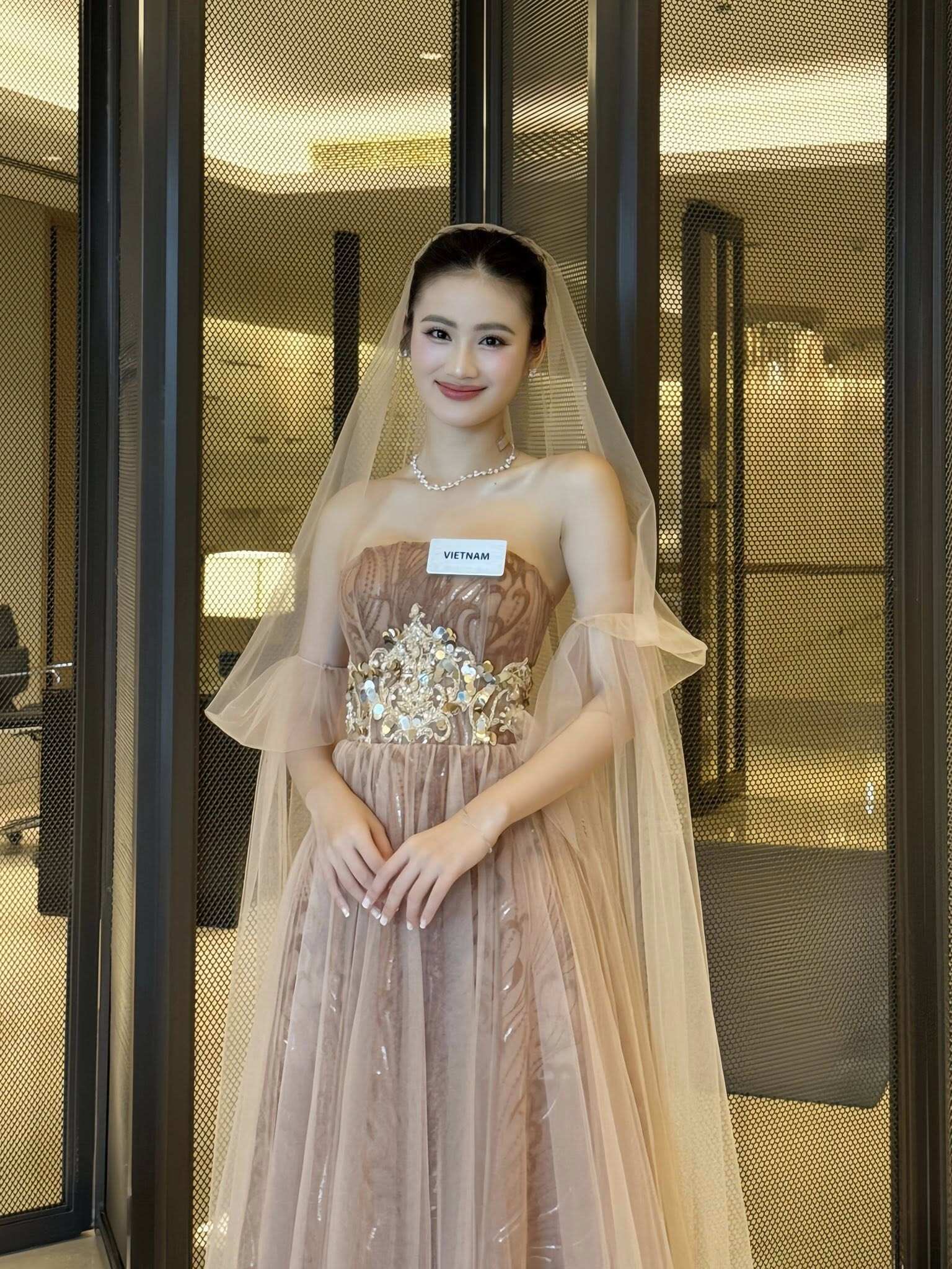 Ý Nhi không ít lần khiến người hâm mộ và bạn bè quốc tế phải trầm trồ bởi sự biến hóa phong cách tài tình của cô như khi thì trông như công nương thanh lịch, lúc lại hóa cô dâu đẹp tựa nữ thần.