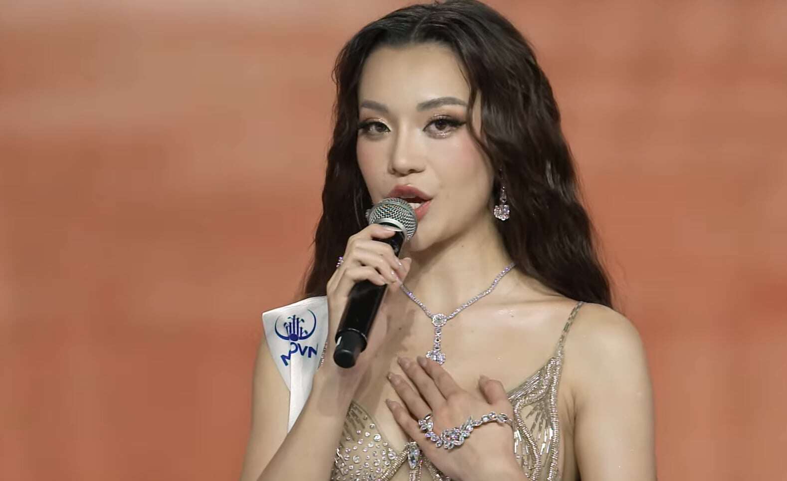 Thùy Vy trả lời câu hỏi: Sống thật, sống đẹp hay sống theo kỳ vọng, bạn sẽ chọn cách sống gì?