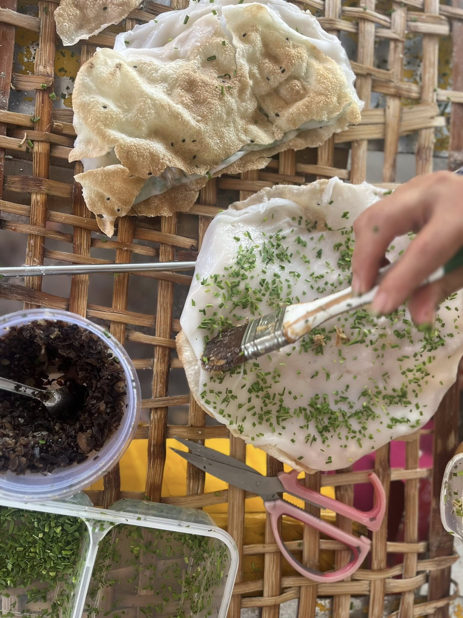 Bánh đập Quảng Ngãi bên ngoài là bánh tráng nướng giòn rụm, bên trong là bánh ướt mềm mịn, dậy mùi thơm và vị béo ngậy của mỡ hẹ, hành phi. Ảnh: Chuyện ở Quảng Ngãi
