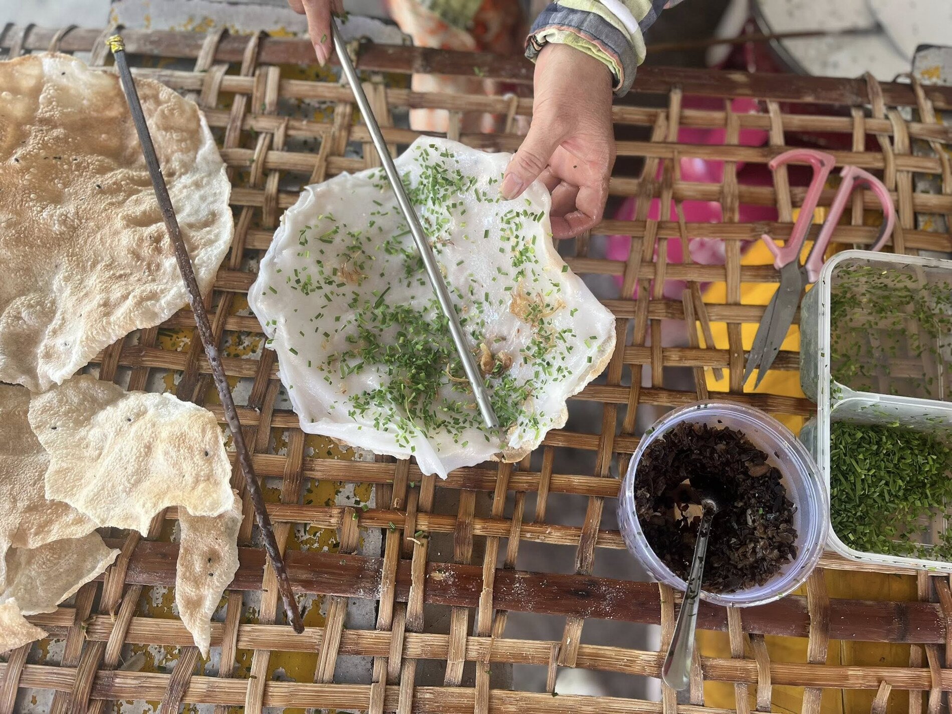 Đặc sản Quảng Ngãi tên lạ, ăn giòn rụm không cần đũa, chỉ 9.000 đồng - 2