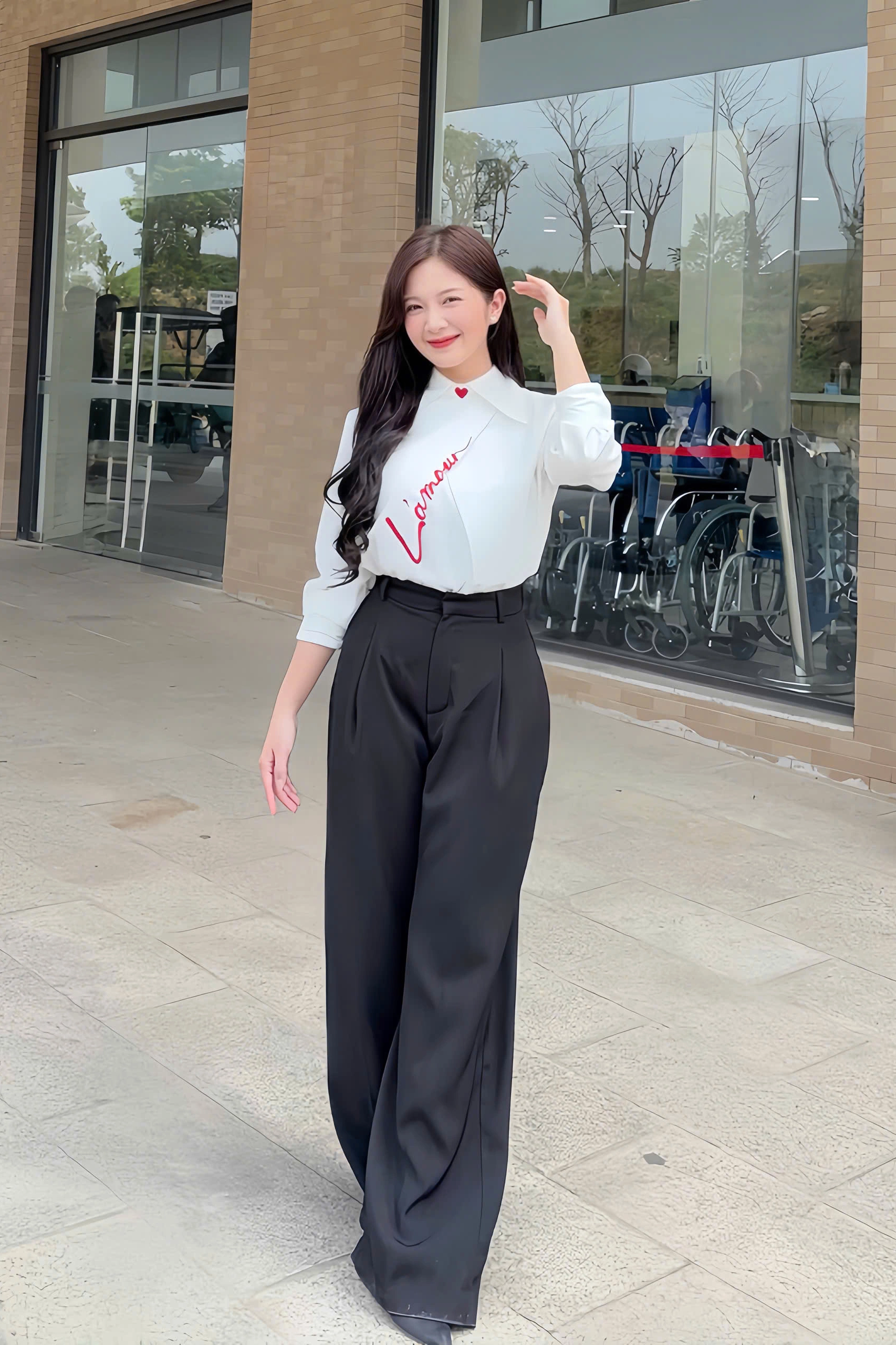 Ngọc Huyền có chiều cao khiêm tốn nhưng nhờ cách phối đồ khéo léo theo công thức trên ngắn - dưới dài nên trông cô nàng cao ráo hơn hẳn.