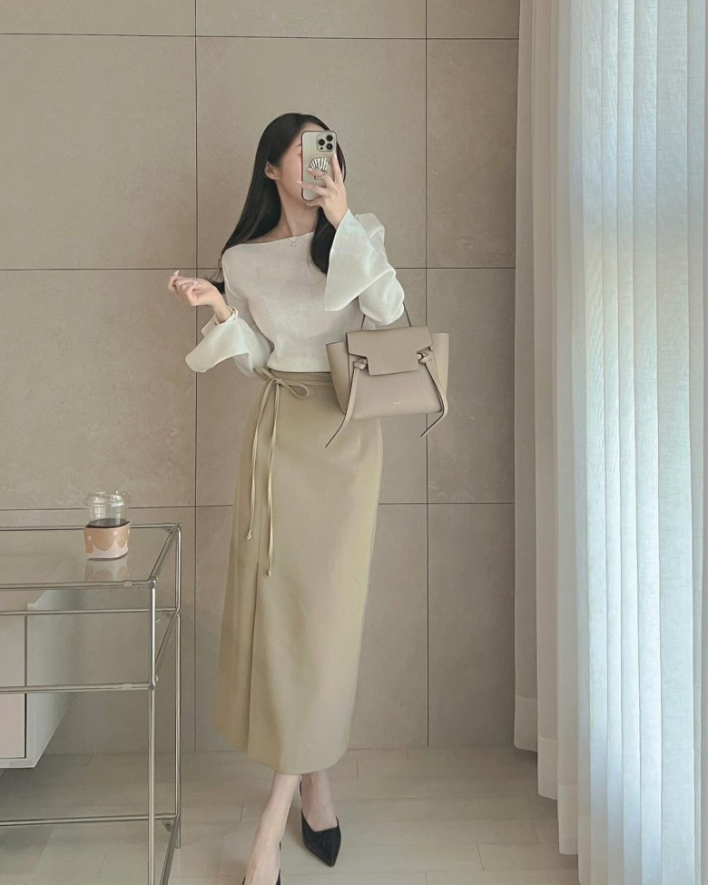 Áo lụa dáng ngắn tay loe phối cùng chân váy midi buộc eo, nhẹ nhàng nhưng đầy tính toán. Phép cộng “dài - ngắn” khéo léo giúp dáng người thon gọn hơn, vừa sang trọng, vừa tôn dáng không cần gắng gượng.