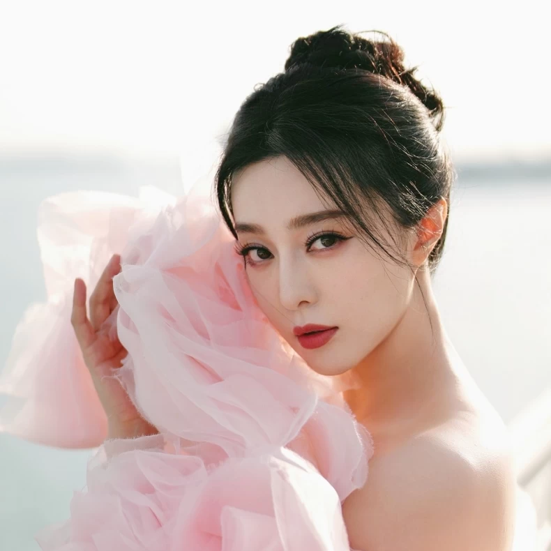 Đá lạnh chính là bí quyết rẻ tiền nhưng rất hiệu quả trong việc khôi phục làn da của Phạm Băng Băng.