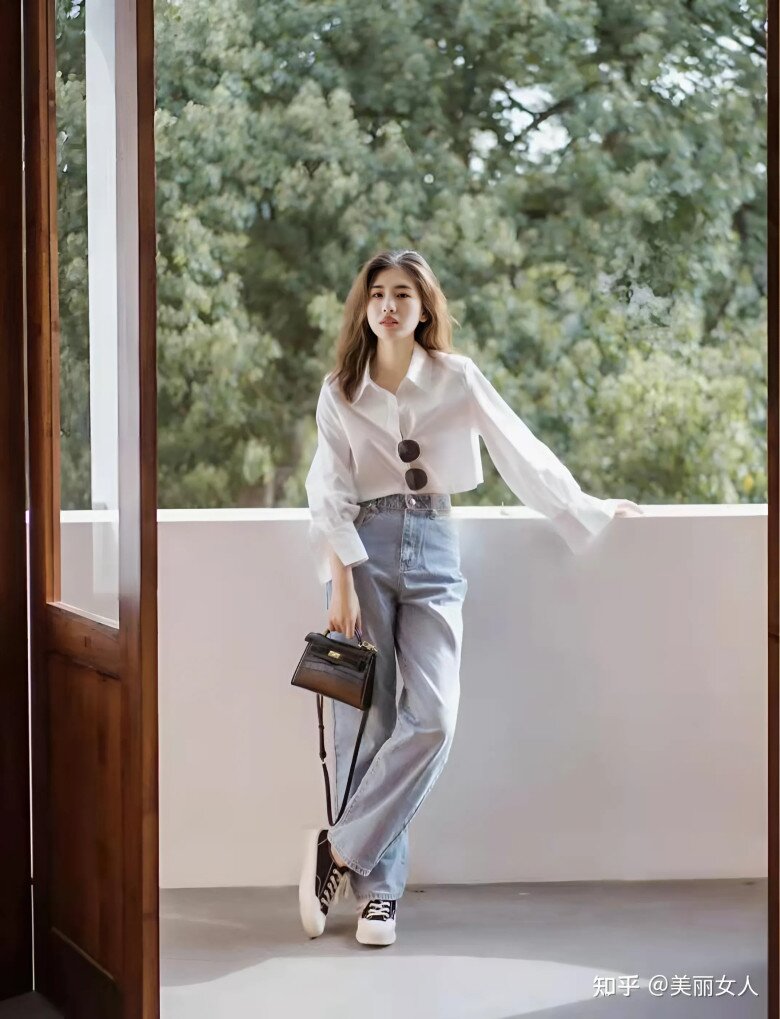 Sơ mi trắng dáng crop mix cùng quần jean ống đứng và sneakers mang đến vẻ ngoài phóng khoáng, trẻ trung.