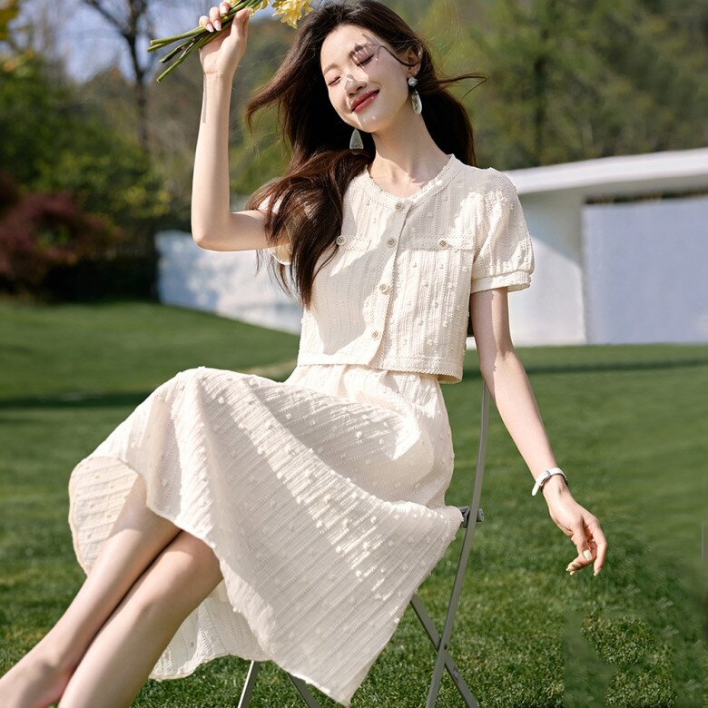 Set đồ gồm áo sơ mi ngắn tay và chân váy dài tiệp màu mang vẻ đẹp nhẹ nhàng, trong trẻo.