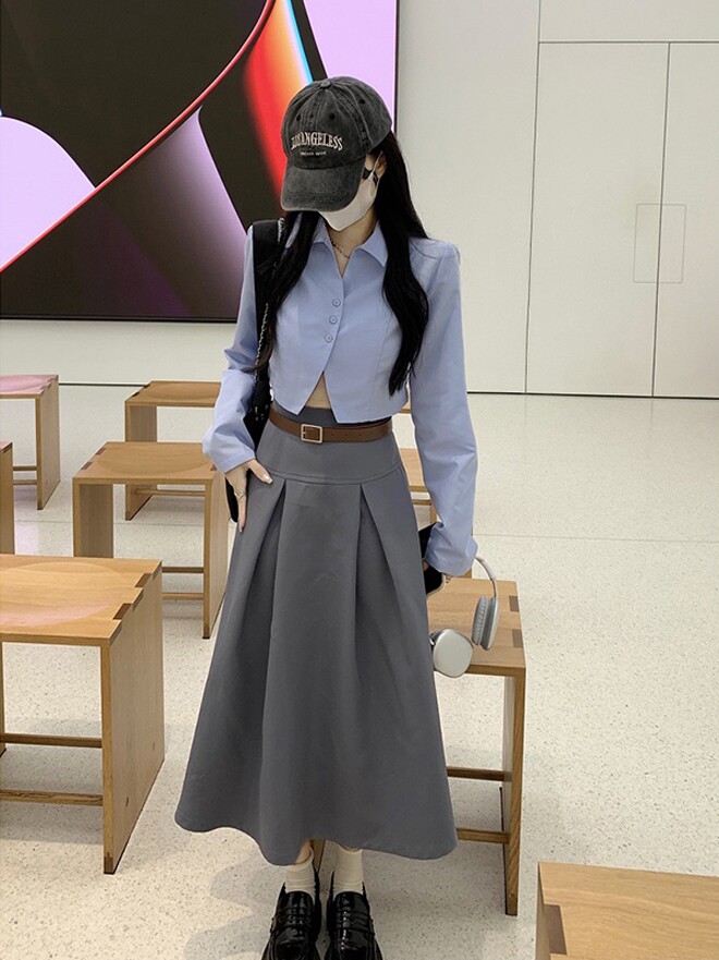 Cá tính và thời thượng, áo sơ mi croptop dáng vest mix cùng chân váy xếp ly và mũ lưỡi trai tạo nên diện mạo năng động, hiện đại.