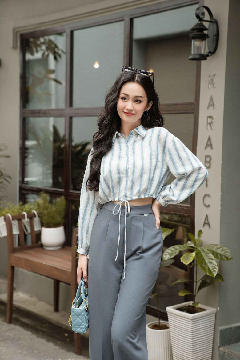 Sơ mi dáng ngắn dây rút eo tạo nên vòng 2 thon gọn phối cùng quần ống rộng sáng màu trông vừa thanh lịch vừa trẻ trung.