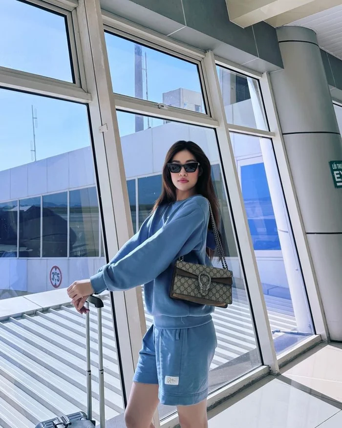 Hoa hậu Khánh Vân dành sự yêu thích cho nhiều thiết kế của nhà mốt hàng đầu nước Ý. Trong đó có mẫu túi xách màu xám, hoạ tiết monogram và được bán với mức giá 3200 USD (80 triệu đồng). 