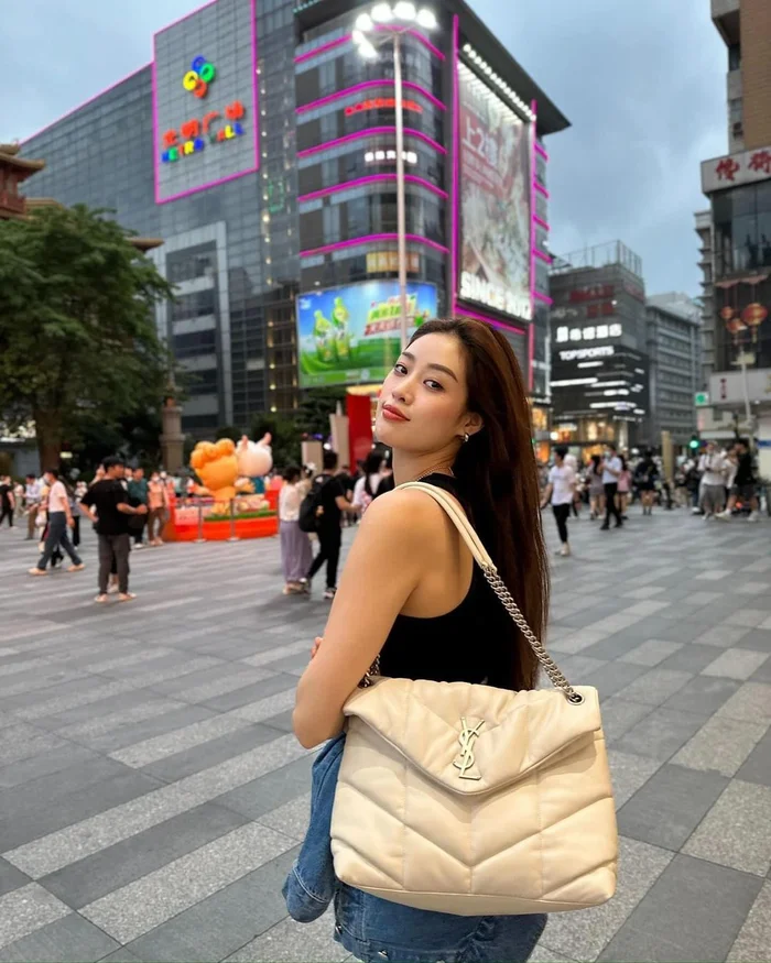 Bộ sưu tập hàng hiệu của Hoa hậu Khánh Vân còn có sự góp mặt của mẫu túi hiệu màu trắng kem đến từ nhà mốt có Rosé (BLACKPINK) làm đại sứ toàn câu. Mẫu túi này có giá khoảng 2967 euro (hơn 81 triệu đồng).
