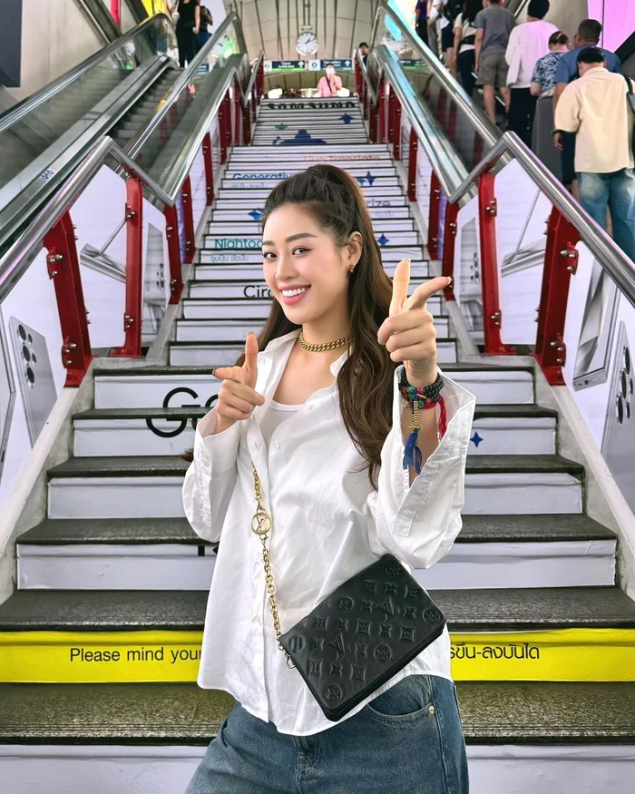Mẫu túi màu đen form dáng hình chữ nhật và được tạo điểm nhấn bằng lớp dây xích ánh vàng đến từ thương hiệu xa xỉ của Pháp. Thiết kế này được bán niêm yết với mức giá khoảng 120 triệu đồng.
