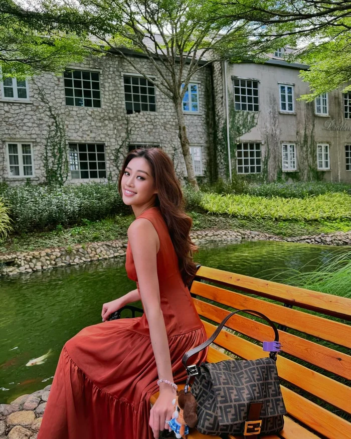 Hoa hậu Khánh Vân mang mẫu túi lớn hình chữ nhật, đến từ thương hiệu thời trang nổi tiếng tại Ý. Nó được bán với mức giá 1078 USD (hơn 26 triệu đồng).