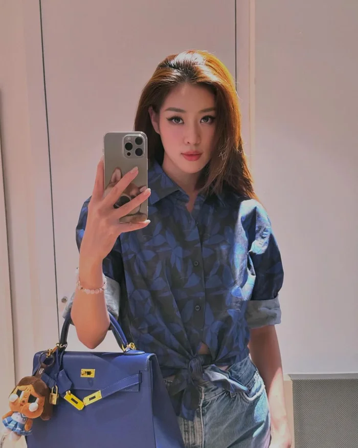 Mẫu túi xách thuộc dòng Kelly mang tông màu xanh biển mát mắt. Với mỗi kích thước, món phụ kiện này sẽ có mức giá nằm trong khoảng 22.000 USD - 25.000 USD (khoảng 500 - 600 triệu đồng).
