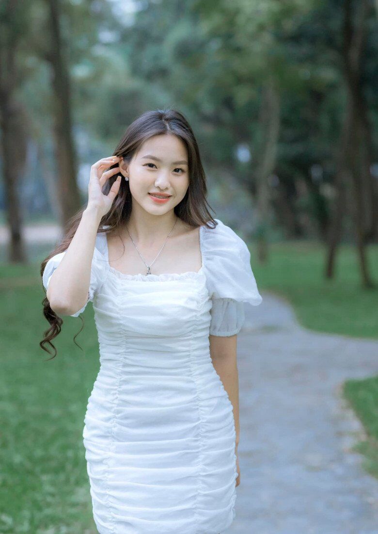Dù đang là học sinh cấp 3 nhưng cô bé đã ra dáng mỹ nhân với thần thái ngút ngàn. 