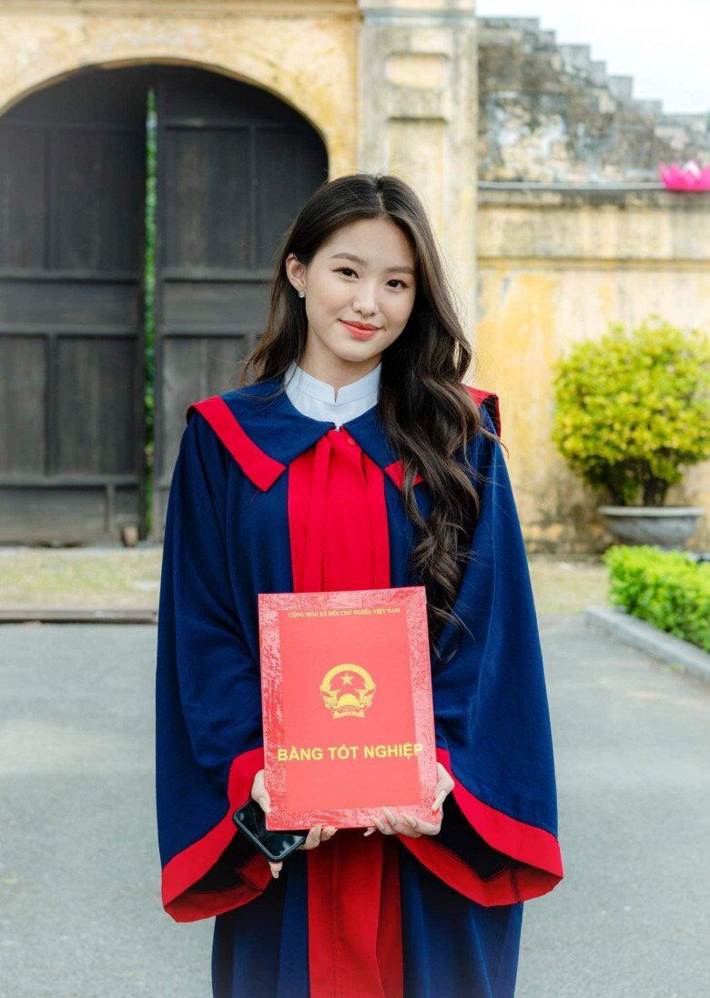 Gương mặt này nếu được trang điểm chỉn chu hơn sẽ dễ dàng ụp vương miện hoa hậu trong tương lai.