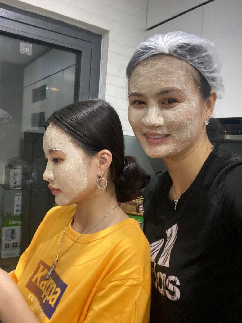 Huệ Anh và mẹ vui vẻ tận hưởng khoảnh khắc làm đẹp tại gia bằng mặt nạ cám gạo. Góc nghiêng của cô thậm chí lấn lướt cả mẹ hoa khôi.