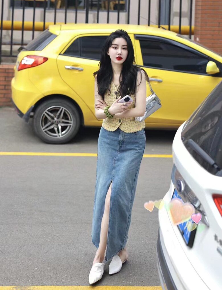 Gile màu vàng nhạt tôn lên nét cổ điển, thanh lịch, phối cùng chân váy denim xẻ tà táo bạo. Một cái nhìn vừa nữ tính, vừa có chút nổi loạn – hoàn hảo cho thời trang thành thị hiện đại.