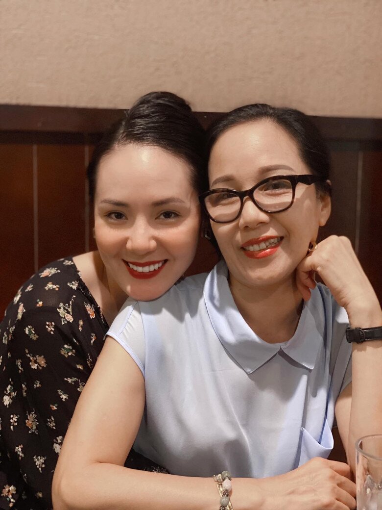 Phương Linh tự hào khi mẹ trẻ, hiện đại.