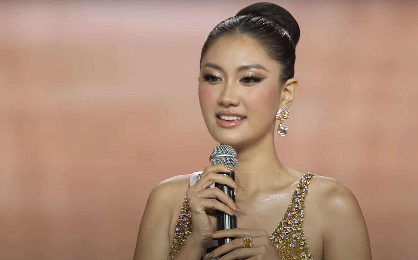 Nguyễn Hoàng Phương Linh trả lời câu hỏi của Võ Hoàng Yến: Trong kỷ nguyên vươn mình của đất nước, các cuộc thi nhan sắc có thể đóng góp gì cho sự vươn mình của dân tộc?