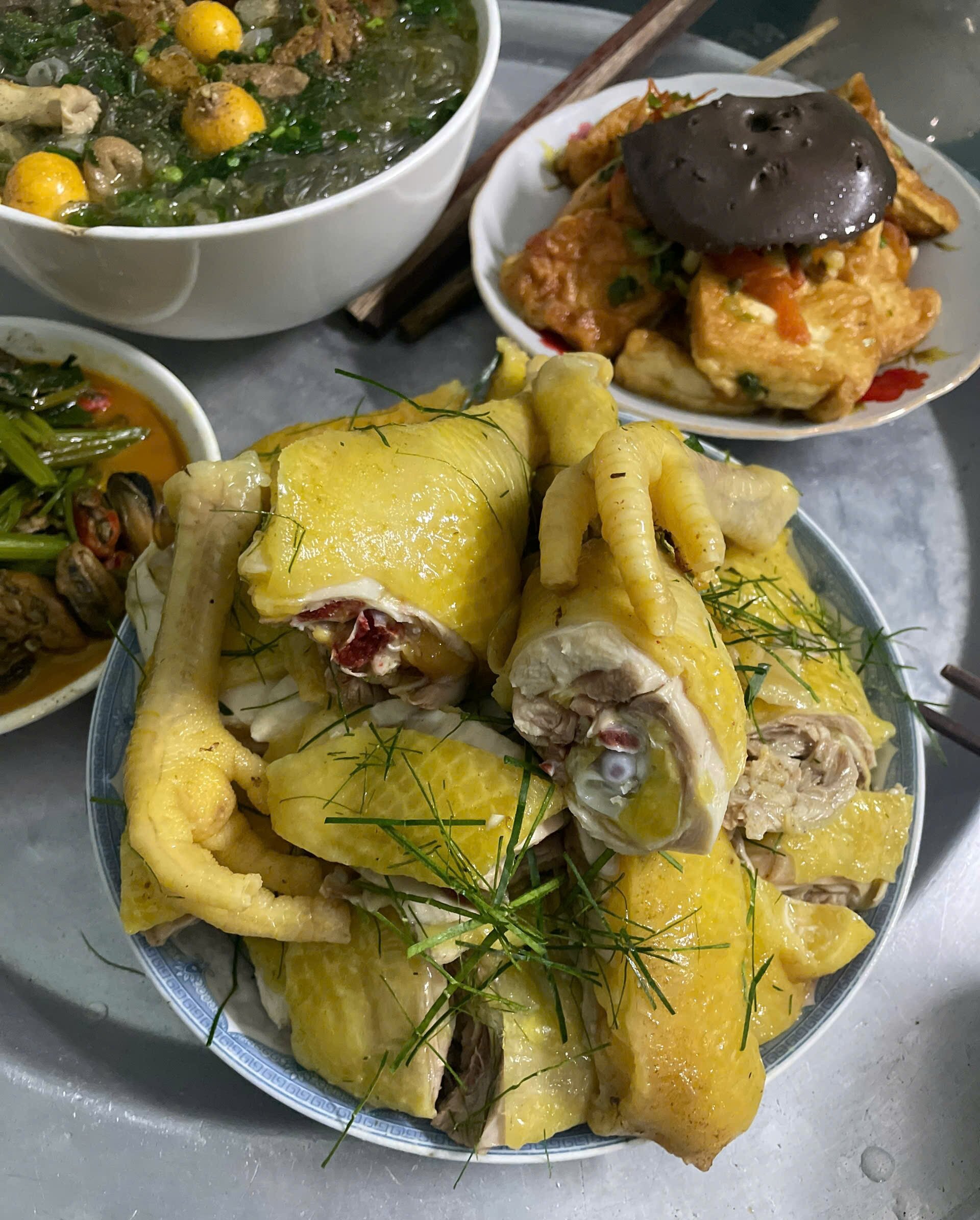 Gà râu được chế biến thành nhiều món hấp dẫn. Ảnh: Lương Tiến Đạt 