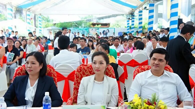 Cô được khen ngợi ngày càng xinh đẹp và toát lên khí chất của một người phụ nữ tài sắc.