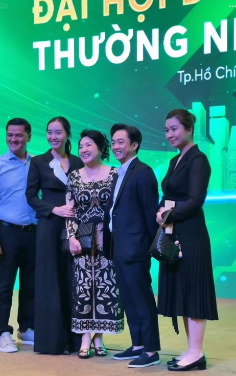 Cô diện trang phục tối giản, thanh lịch, liên tục trò chuyện cùng mọi người,...
