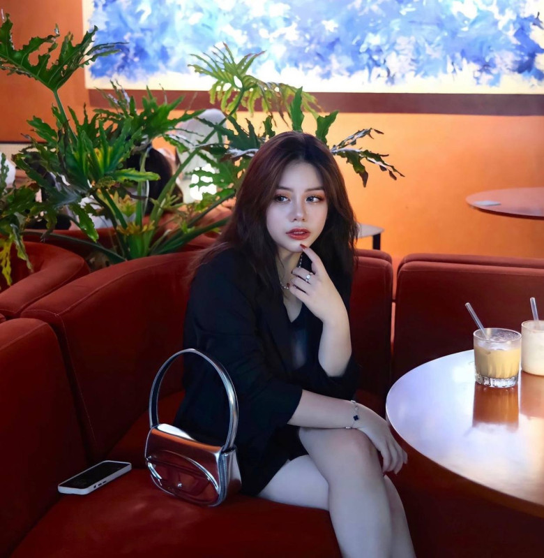  Cô theo đuổi phong cách thời trang gợi cảm, năng động và từng gây chú ý khi công khai bạn trai vào tháng 10/2023.