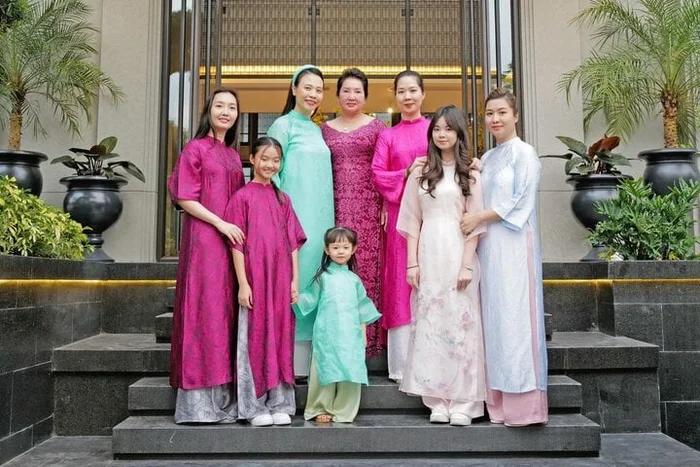 Mỗi khi xuất hiện bên gia đình, Huyền My đều ăn vận kín đáo, đơn giản, hạn chế trang điểm đậm trông nền nã và dịu dàng.
