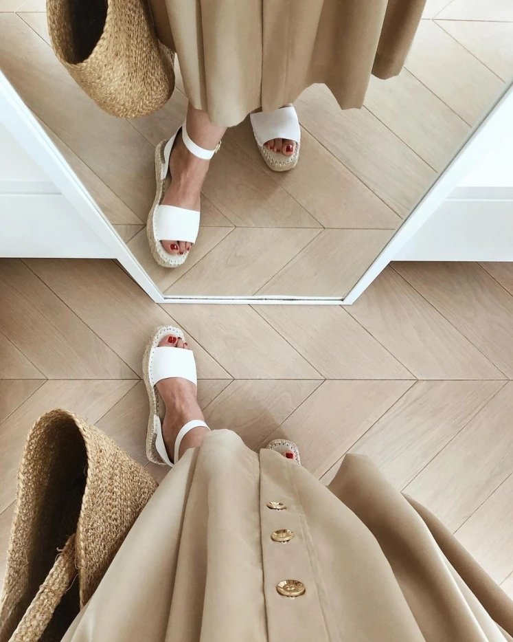Đơn giản mà tinh tế, đôi sandals đế cói trắng với thiết kế quai ngang bản lớn kết hợp quai hậu thanh mảnh đã thổi làn gió Địa Trung Hải vào diện mạo hiện đại.