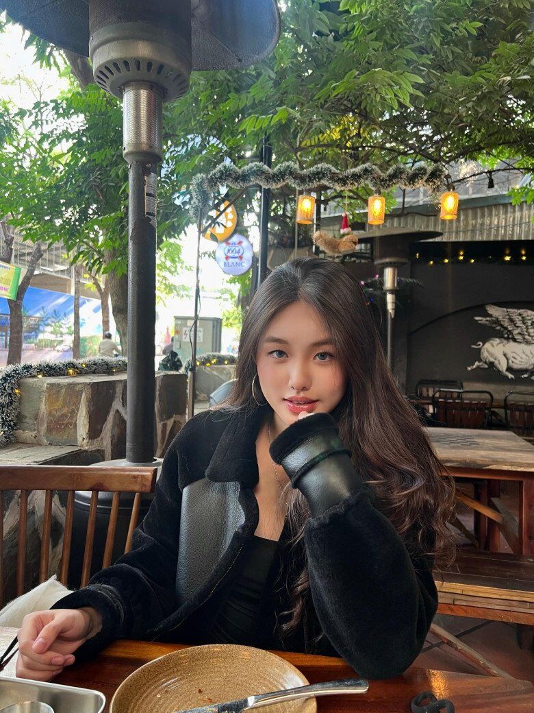 Huệ Anh có gương mặt trái xoan, một đôi môi dày gợi cảm cùng sống mũi cao, chóp mũi gọn gàng và làn da trắng mịn màng.