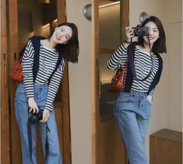 Sự kết hợp giữa áo thun kẻ ngang cổ điển và quần jeans ống suông tạo nên vẻ năng động, trẻ trung.