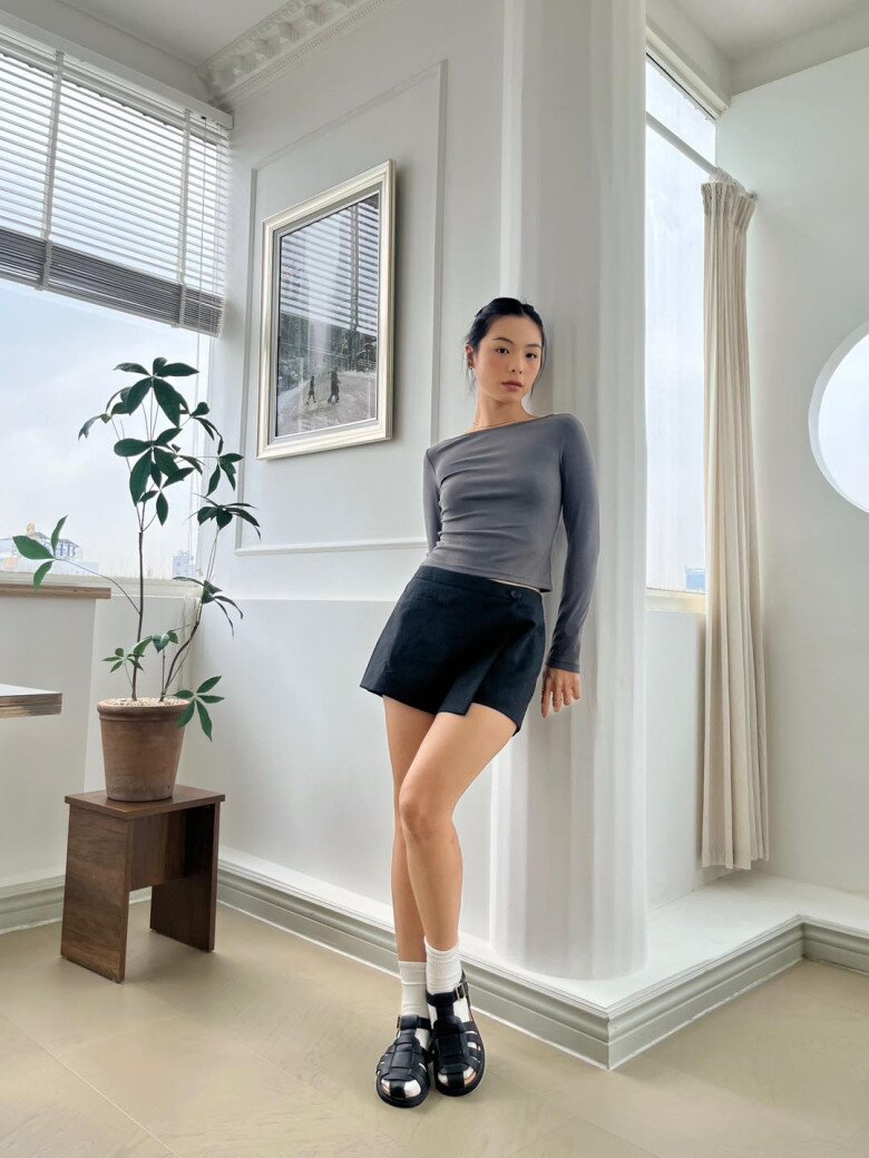 Để thêm phần cá tính, phối tất cao cổ với sandal ngư dân là một gợi ý tuyệt vời.