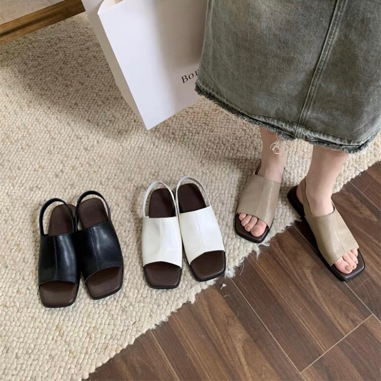 Chị em có thể chọn đế bằng với phần quai ngang to bản để đi lại thoải mái và chắc chân hơn.