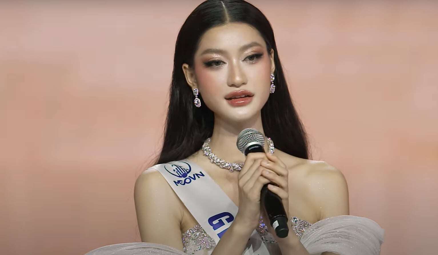 Kim Ngân trả lời câu hỏi: Việc sát nhập, thay đổi đơn vị hành chính cấp tỉnh làm thay đổi quê hương của mỗi người. Bạn nghĩ gì về điều này và phải làm gì để giữ gìn bản sắc văn hóa quê hương mình?