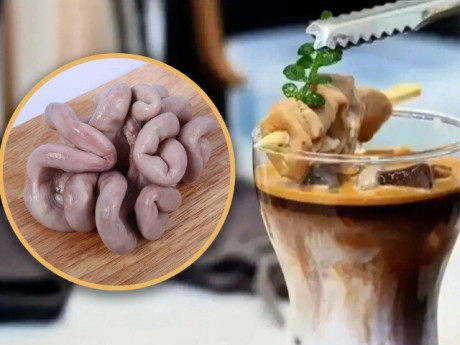 Khách đổ xô tới quán đồ uống thưởng thức món cà phê lòng lợn