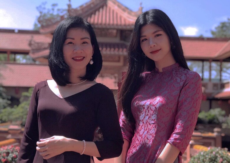 Từ ánh mắt cho đến nụ cười, hai mẹ con Linh Đan đúng chuẩn từ một khuôn đúc ra. 