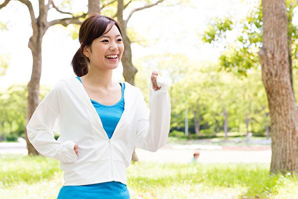 Giữ thanh xuân sau 40: 5 bài tập chống lão hóa nhẹ nhàng, đốt mỡ hiệu quả, có 1 bài tập chồng nào cũng thích vợ làm - 1