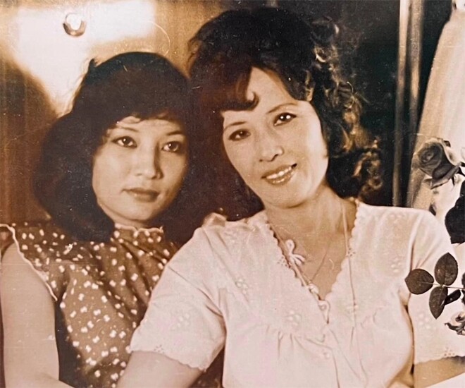 Nghệ sĩ Hà Xuyên (trái) trong phim đầu tay Xa và gần.
