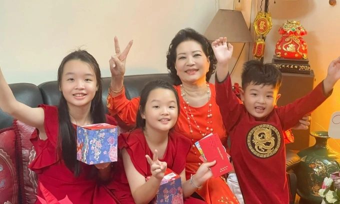 NSƯT có lối sống lành mạnh, an nhàn bên người thân, bạn bè nên vẫn duy trì được sự trẻ trung hơn tuổi.