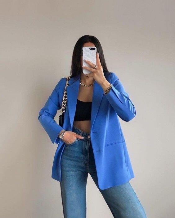Sự kết hợp sắc sảo giữa blazer xanh cobalt nổi bật và crop top đen cơ bản tạo nên một vẻ ngoài mạnh mẽ nhưng đầy gợi cảm.