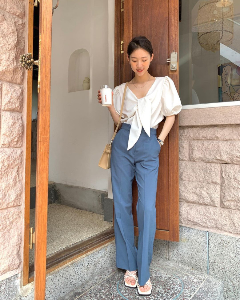 Set đồ công sở trẻ trung với áo blouse tay bồng kết nơ duyên dáng, kết hợp quần suông xanh hiện đại.