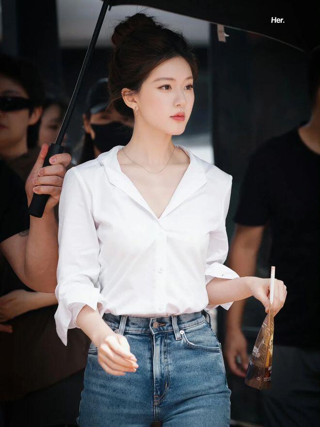 Thanh lịch và sắc sảo với sơ mi trắng cổ mở nhẹ, kết hợp jeans cạp cao tôn dáng. Layout tối giản nhưng đầy khí chất, đậm chất “city chic” – hoàn hảo cho một ngày làm việc bận rộn hoặc street style mùa hè.