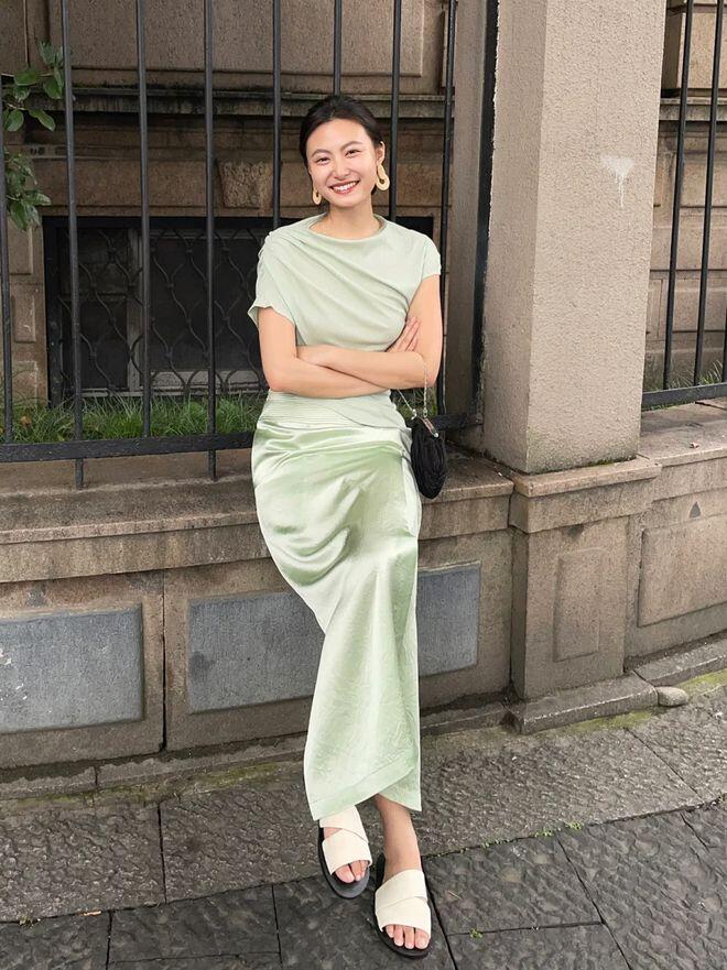 Bộ đầm lụa xanh pastel tươi mát, kết hợp sandal bản to và phụ kiện tối giản, mang tinh thần effortless chic đậm chất hè châu Âu thanh lịch và phóng khoáng.