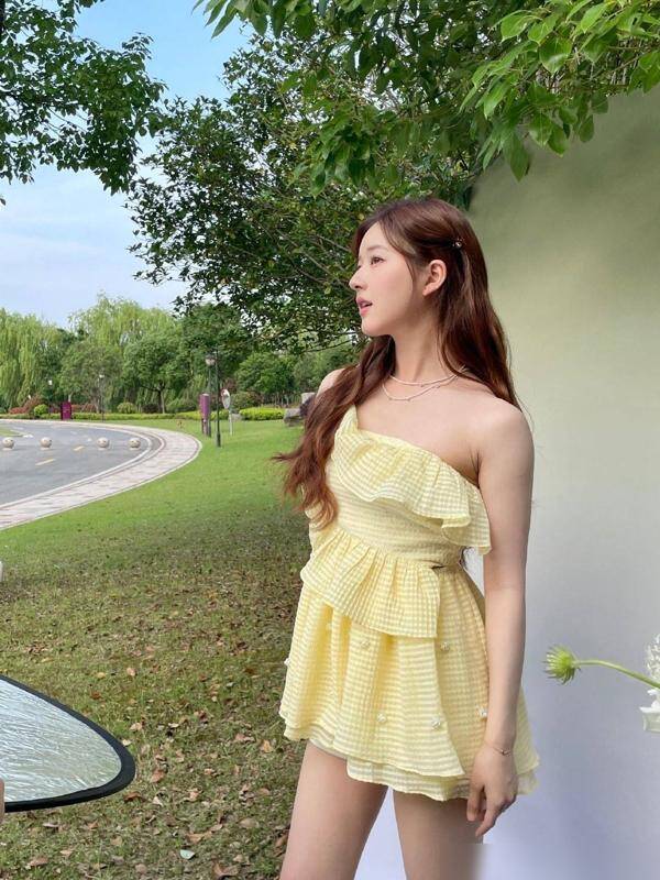 Váy babydoll lệch vai màu vàng pastel mang đến vẻ nữ tính, ngọt ngào và đầy sức sống.