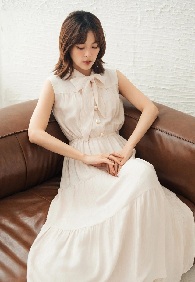 Váy sơ mi không tay từ chất liệu cotton đũi mềm, tạo dáng tự nhiên và thoáng mát; phần cổ nơ lớn đem lại nét cổ điển ngọt ngào, nữ tính vượt thời gian.