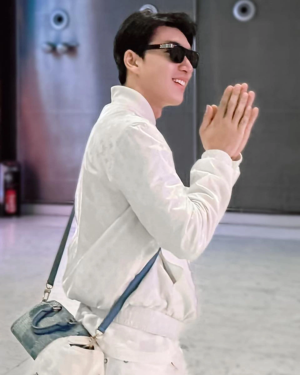 Cây đồ hiệu của nam nghệ sĩ trước đó tại sân bay trên đường sang Pháp cũng đã gây chú ý.