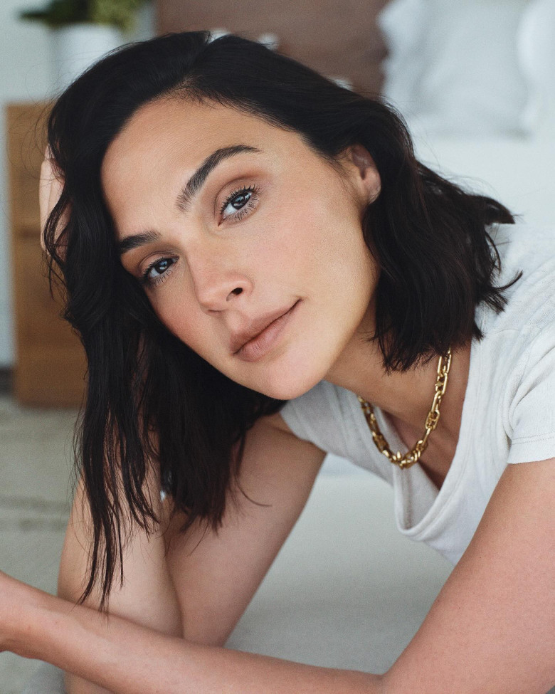 Gal Gadot sinh năm 1985, cô được biết đến với vai trò là một diễn viên, người mẫu nổi tiếng của Israel.
