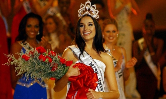 Oksana Fedorova bước lên sân khấu cuộc thi Hoa hậu Hoàn vũ với nhan sắc tỏa sáng.