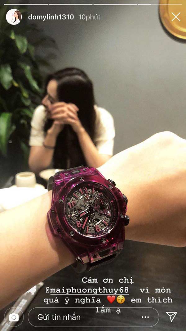 Trong dịp sinh nhật, Đỗ Mỹ Linh được Mai Phương Thúy tặng đồng hồ Hublot Big Bang Unico Sapphire Red, trị giá 74.000 USD (hơn 1,7 tỷ đồng). Mẫu này thuộc phiên bản giới hạn, chỉ có 250 chiếc trên toàn thế giới.